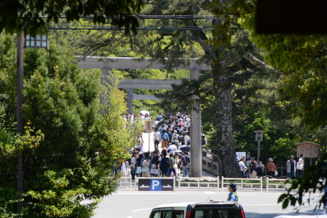 饗土橋姫神社（皇大神宮 所管社）前から遠望する宇治橋
