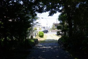 堅田神社（皇大神宮 摂社）から望む国道42号