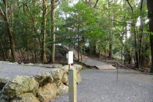 津長神社への石階（参道）に設置されている仮設の作業路