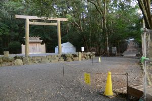 饗土橋姫神社と関係者以外立入禁止となっている津長神社への参道