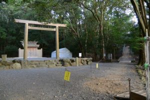 饗土橋姫神社と関係者以外立入禁止となっている津長神社への参道