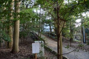 津長神社への石階（参道）に設置されている仮設の作業路