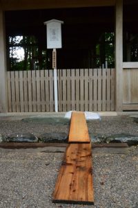 拝殿前に置かれた木板の作業路、坂社（伊勢市八日市場町）