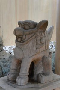 本殿前に戻された木彫の狛犬、上社（伊勢市辻久留）