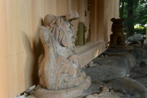 本殿前に戻された木彫の狛犬、上社（伊勢市辻久留）