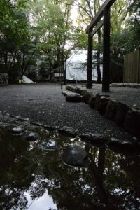雨上がり、大間国生神社前から望む大修繕中の草奈伎神社（豊受大神宮 摂社）