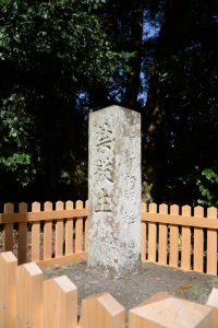 御垣が造替された「禁殺生」石、阿射加神社（松阪市小阿坂町）