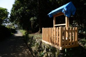 造替された定札の設置台、阿射加神社（松阪市小阿坂町