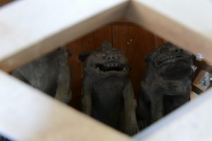阿射加神社、摂社 大若手神社前の祠に並べられた狛犬（松阪市小阿坂町）