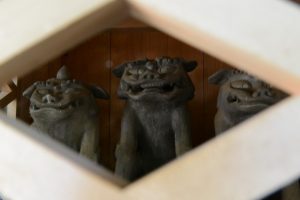 阿射加神社、摂社 大若手神社前の祠に並べられた狛犬（松阪市小阿坂町）