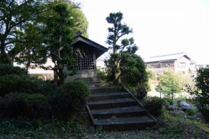阿射加神社の参道入口付近に建つ祠（松阪市大阿坂町）