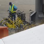 大阪国際空港（伊丹空港）で見つけた黄色い自転車