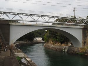 深谷水道の護岸から見上げる深谷橋