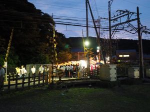 赤崎神社付近の踏切から続く赤崎祭（ゆかた祭り）の屋台