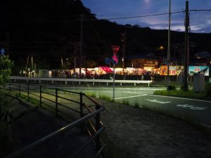 赤崎神社付近の踏切から続く赤崎祭（ゆかた祭り）の屋台