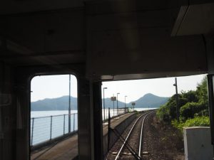 池の浦シーサイド駅を通過するJR参宮線