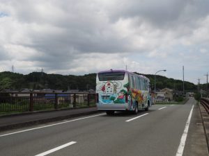五十鈴川に架かる堀割橋を走るおかげバス