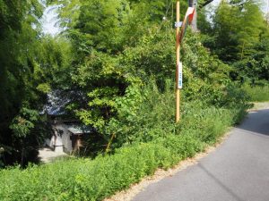 隠岡山寿厳院への坂道入口付近