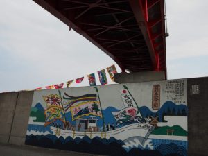 堤防壁画に描かれている「御幣鯛を運ぶ太一御用船」（伊勢市神社港）