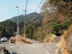国道1号より片山神社参道へ